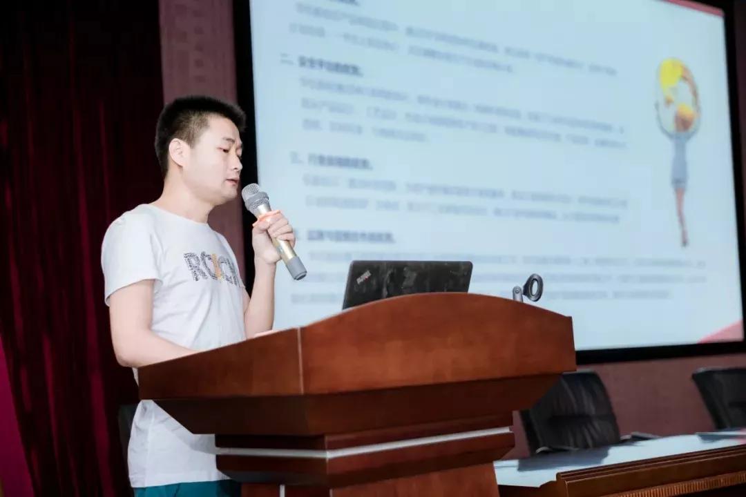 怡美工业设计设计总监王传平在会议上的设计分享;怡美工业设计 怡美工业设计设计总监王传平在会议上的设计分享;怡美工业设计