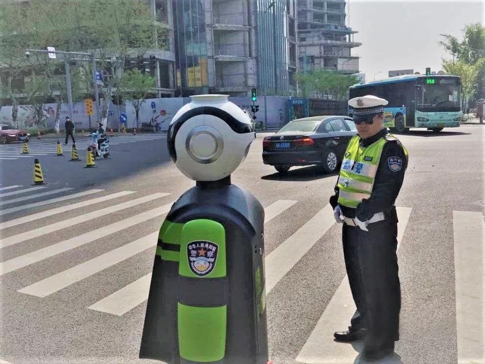 交通警察机器人;怡美工业设计 交通警察机器人;怡美工业设计