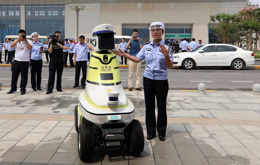 道路巡逻机器人交警;怡美工业设计