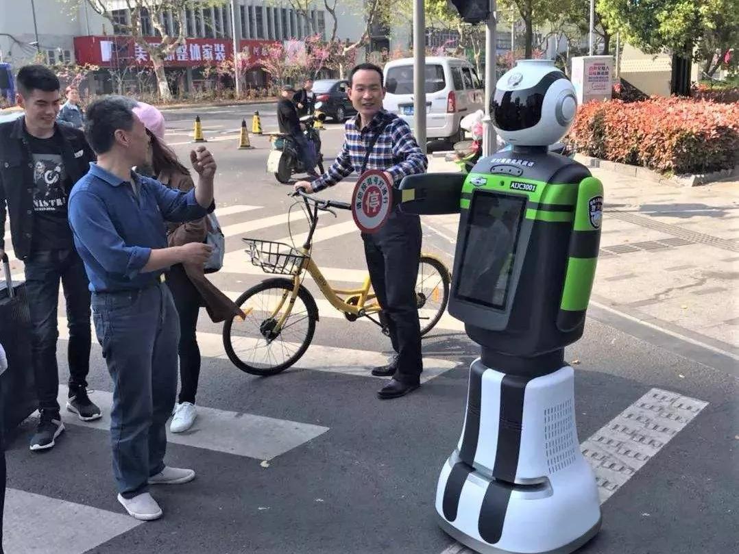 机器人交警;怡美工业设计 机器人交警;怡美工业设计
